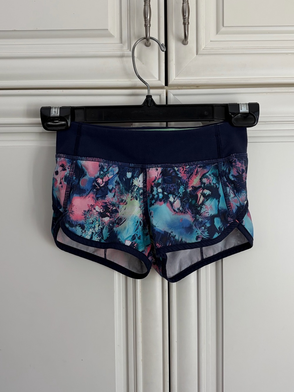 SIZE 6 - Ivivva by Lululemon girls multi-colour shorts